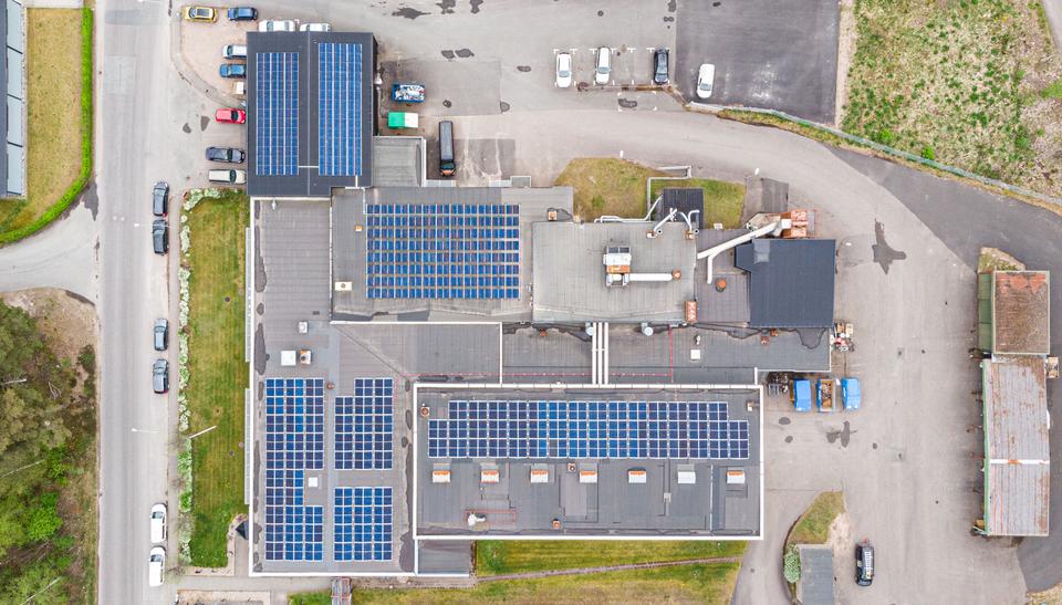Vetlanda Gjuteris solcellsanläggning ovanifrån.