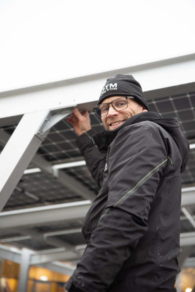Mats vid parkeringslösningen som placerar solceller ovanför parkeringen