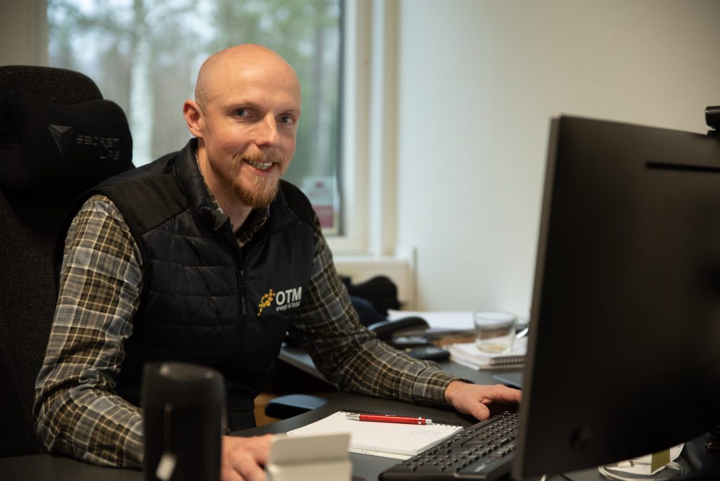 Oskar Thompsson vid datorn vid sitt skrivbord