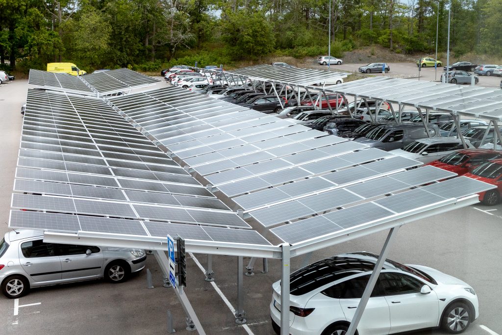 Solceller på parkeringsplats