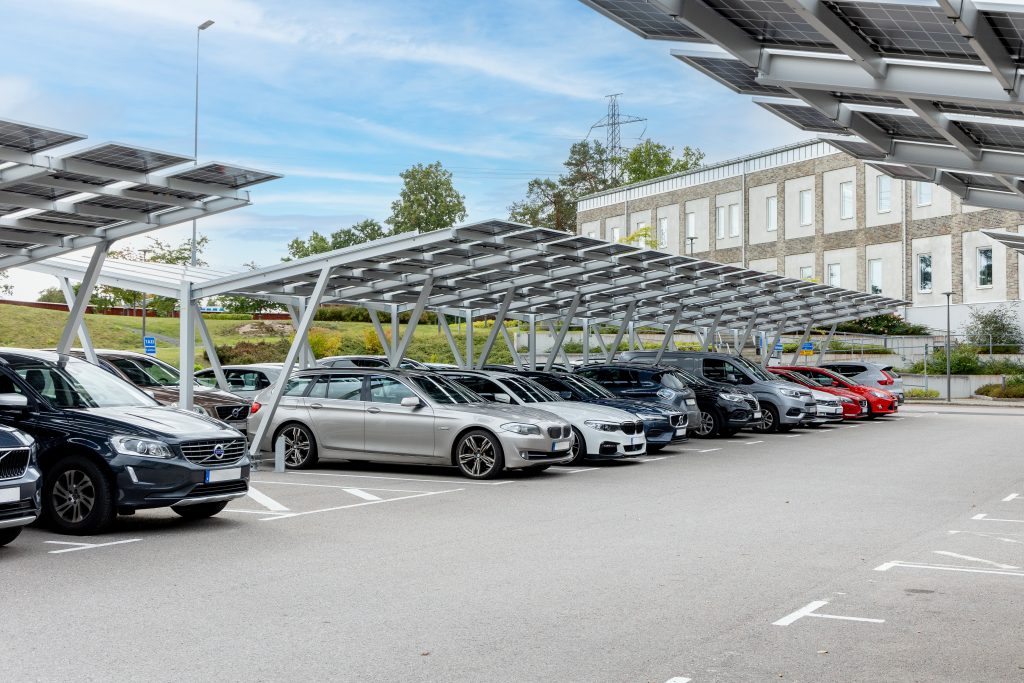 Solcellsstativ på parkeringsplats