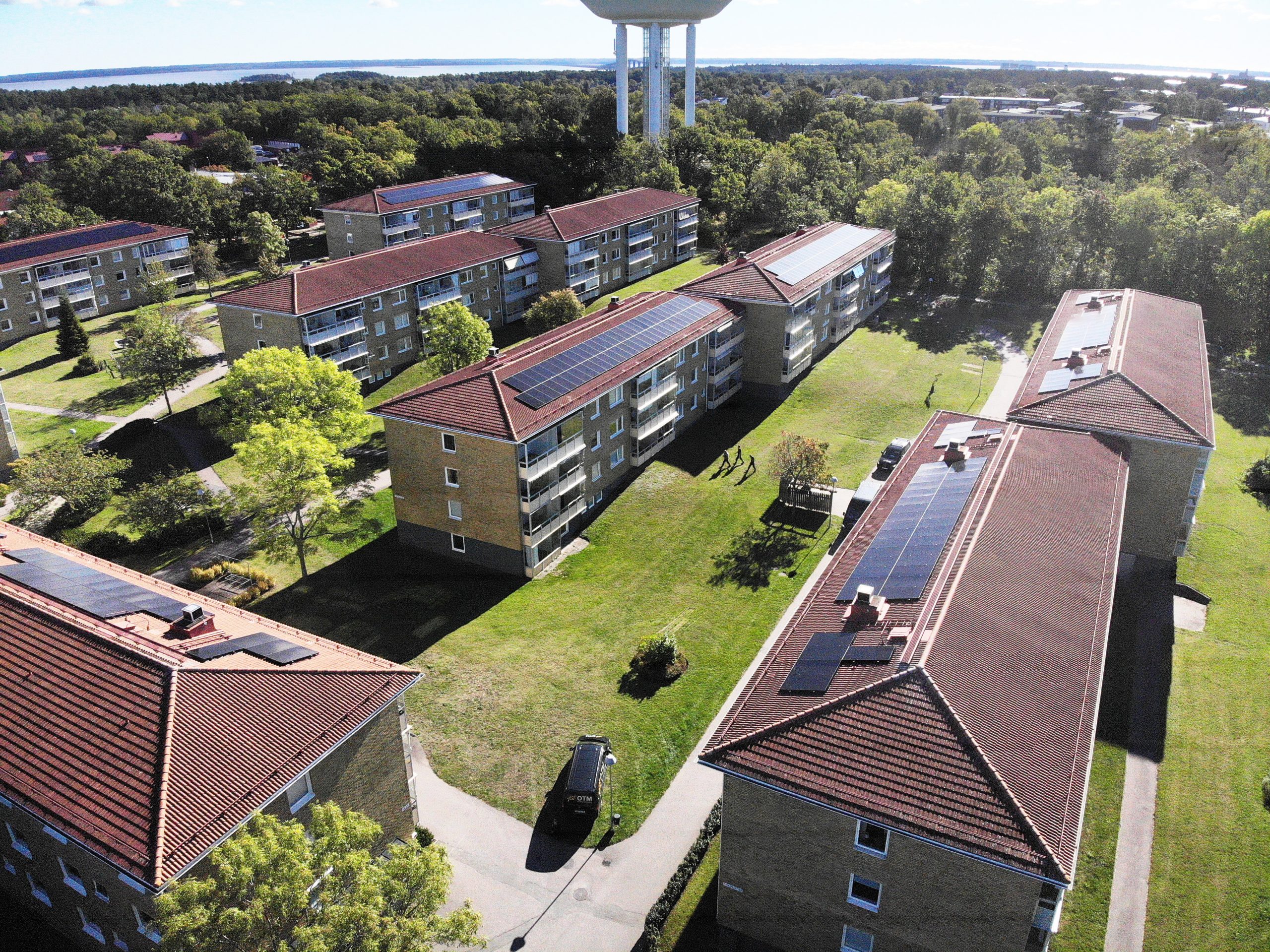 Solceller ovanpå taket på Riksbyggens BRF Trollet i Kalmar